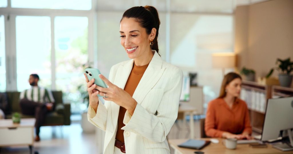 O RH da empresa no celular do colaborador