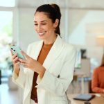 O RH da empresa no celular do colaborador