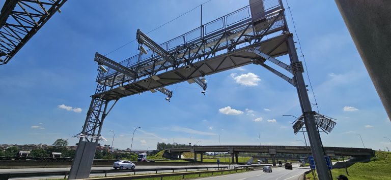 Pórtico com tecnologia Free Flow nacional desenvolvida pela COMPSIS, no Rodoanel em SP